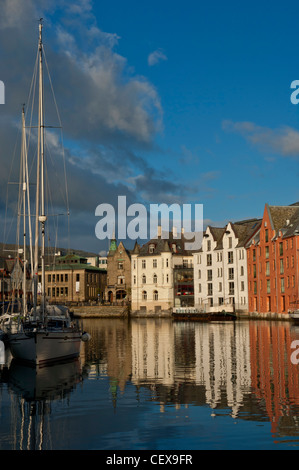 Vue sur le canal de Brosundet avec yachts et maisons Art Nouveau à Alesund. Norvège Banque D'Images