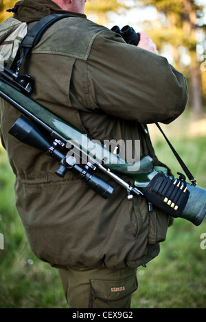 Avec Deer Hunter rifle dans la forêt de Thetford, UK Banque D'Images