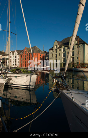 Vue sur le canal de Brosundet avec yachts et maisons Art Nouveau à Alesund. Norvège Banque D'Images