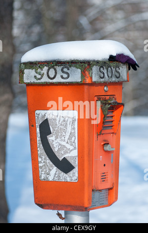 Téléphone SOS couvertes de neige ; de téléphone d'appel ; la détresse, Munich, Allemagne. Banque D'Images