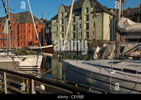 Vue sur le canal de Brosundet avec yachts et maisons Art Nouveau à Alesund. Norvège Banque D'Images