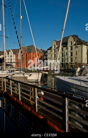 Vue sur le canal de Brosundet avec yachts et maisons Art Nouveau à Alesund. Norvège Banque D'Images