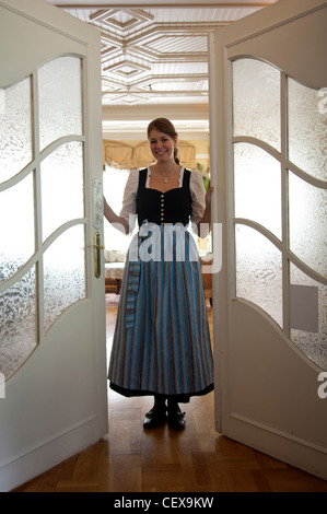 Smiling waitress en costume traditionnel à l'hôtel Union Oye. Norangsfjord. La Norvège Banque D'Images