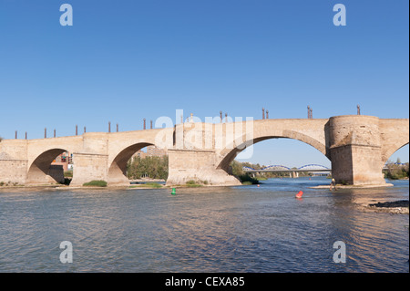 'Puente de Piedra" (pont de pierre) à travers l'Èbre à Saragosse. Banque D'Images