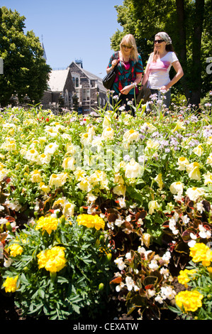 Deux femmes (mère et fille) bénéficiant des jardins à Christchurch, Nouvelle-Zélande Banque D'Images