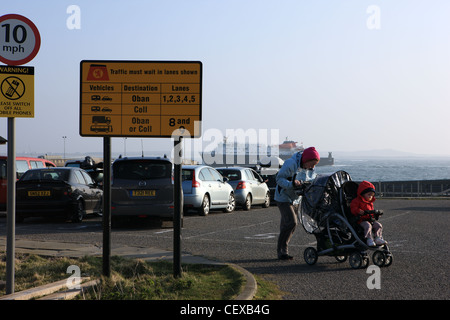 Le terminal de ferry Calmac ferry et l'approche avec les voitures d'attente sur l'île de Tiree dans l'Hébrides intérieures de l'Écosse Banque D'Images