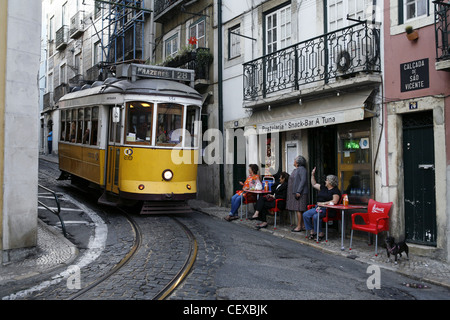 L'accueil du conducteur de tramway n°28 dans Alfama, Lisbonne, Portugal Banque D'Images