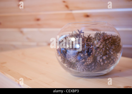 Cônes dans vase en verre sur la table en bois dans la région de old house Banque D'Images