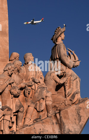 Appuyez sur avion et monument Padrão dos Descobrimentos, Lisbonne, Portugal Banque D'Images