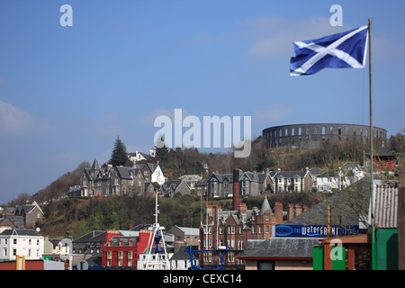 Sautoir en survolant la ville balnéaire d'Oban en Argyll, Scotland Banque D'Images