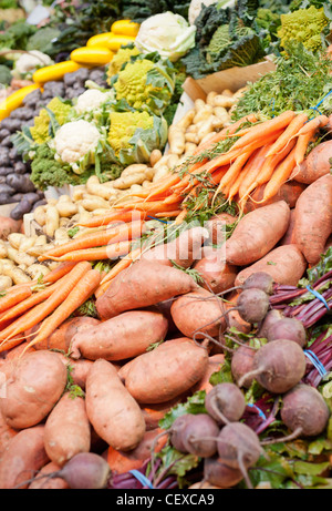 Grand choix De Légumes Frais sur un marché de décrochage Banque D'Images