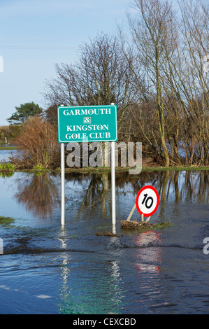 Garmouth & Kingston Golf Club signer inondées par rivière Spey à Garmouth, l'Ecosse en avril 2010 en raison de la fonte des neiges. Banque D'Images