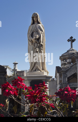 Grace au cimetière monuments de la Recoleta, Buenos Aires, Argentine Banque D'Images