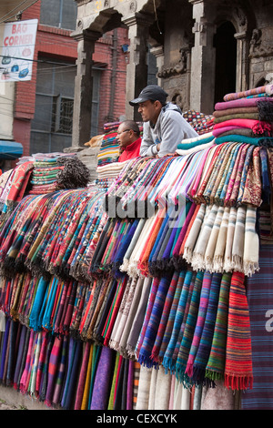 Les vendeurs de couverture le long de la route près de Hanuman Dhoka Durbar Square - Katmandou, Zone Bagmati, Vallée de Katmandou, Népal Banque D'Images