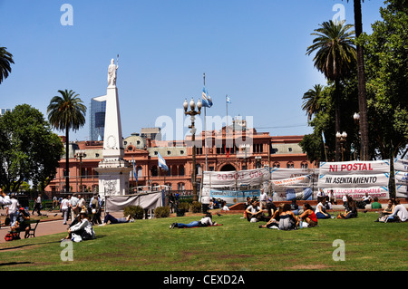 Plaza de Mayo, l'arrière-plan Le Presitidential Palace, Casa Rosada, Buenos Aires, Argentine Banque D'Images
