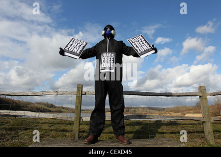 Un homme masqué en photo protestaient contre la possibilité de fracturation se déroulant près de Ardingly réservoir, West Sussex, UK. Banque D'Images