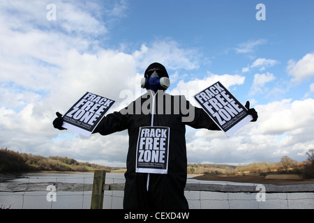 Un homme masqué en photo protestaient contre la possibilité de fracturation se déroulant près de Ardingly réservoir, West Sussex, UK. Banque D'Images