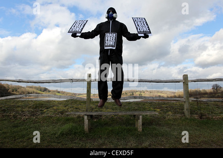 Un homme masqué en photo protestaient contre la possibilité de fracturation se déroulant près de Ardingly réservoir, West Sussex, UK. Banque D'Images