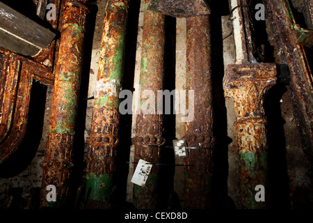 Pièces d'origine de Brighton et Hove's historic West Pier stockées dans un lieu tenu secret dans l'East Sussex, Royaume-Uni. Banque D'Images