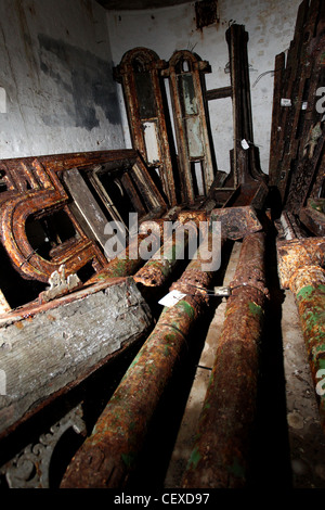 Pièces d'origine de Brighton et Hove's historic West Pier stockées dans un lieu tenu secret dans l'East Sussex, Royaume-Uni. Banque D'Images