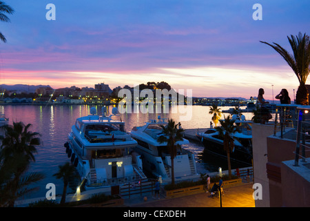 Port Denia et Château au coucher du soleil , Costa Blanca, Espagne Banque D'Images