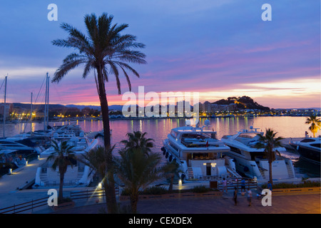 Port Denia et Château au coucher du soleil , Costa Blanca, Espagne Banque D'Images