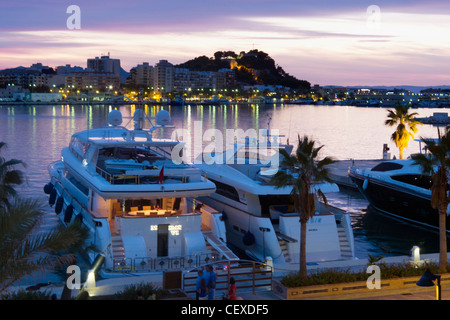 Port Denia et Château au coucher du soleil , Costa Blanca, Espagne Banque D'Images