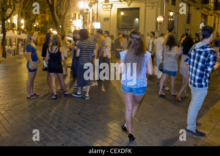 Les gens de la vie nocturne à El Carmen, les jeunes dans la rue, Valencia, Espagne Banque D'Images