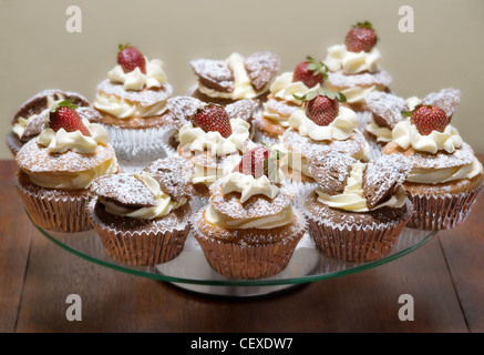 Cupcakes sur le stand Banque D'Images