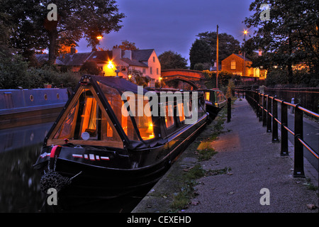 Canal de Bridgewater moorings Village Warrington Lymm, Cheshire, England, UK at Dusk Banque D'Images