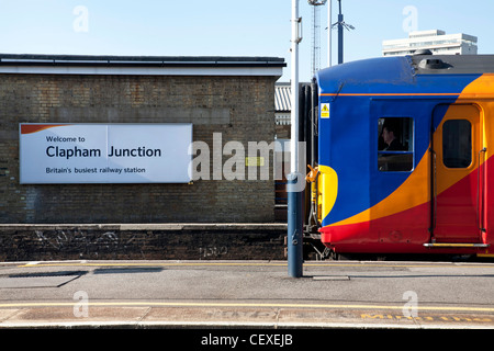 Bienvenue à Clapham Junction, la Grande-Bretagne le plus occupé de la gare. Signer et train à la plate-forme, pilote dans la cabine. Banque D'Images