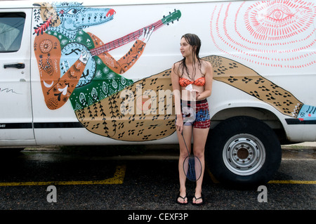 Portrait d'une étudiante américaine penchée sur une camionnette à la décoration blanche dans le quartier de Marigny-Bywater à la Nouvelle-Orléans, Louisiane, États-Unis. Banque D'Images