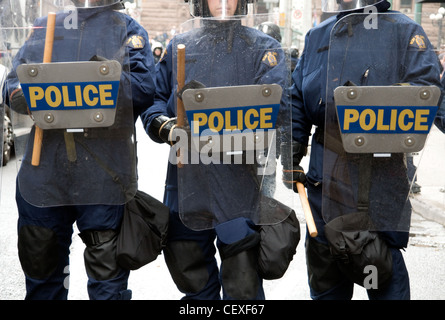 Face à la police anti-émeute de la GRC protestataires avec des boucliers et des matraques sur une rue du centre-ville pendant le G20 sommet économique de 2010, Toronto, Ontario, Canada. Banque D'Images