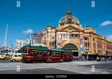 Le City Circle tram passant la gare de Flinders Street Melbourne, Australie Banque D'Images