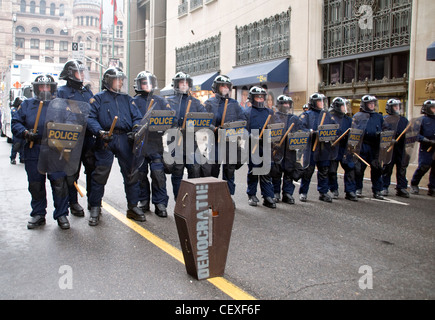 Face à la police anti-émeute de la GRC protestataires avec des boucliers et des matraques sur une rue du centre-ville pendant le G20 sommet économique de 2010, Toronto, Ontario, Canada. Banque D'Images