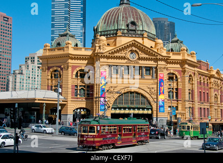 Le City Circle tram passant la gare de Flinders Street Melbourne, Australie Banque D'Images