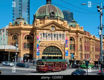 Le City Circle tram passant la gare de Flinders Street Melbourne, Australie Banque D'Images