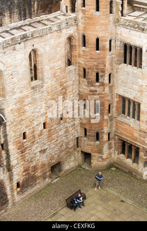 Une vue de dessus dans la cour des ruines de Linlithgow Palace en Ecosse. Le palais fut le foyer de rois et reines. Banque D'Images