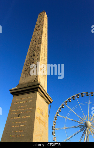 Grande roue et l'obélisque de Louxor est à la place de la Concorde à Paris, France, 26 décembre 2011. Banque D'Images