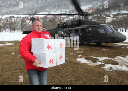 Des soldats de la 12e Brigade de l’aviation de combat de l’armée américaine en Europe effectuent une mission de réapprovisionnement avec la Croix-Rouge monténégrine pour livrer des fournitures médicales aux Monténégrins bloqués par des conditions météorologiques extrêmes dans le nord du Monténégro le 22 février. Les soldats sont ici dans le cadre d'un groupe de travail américain qui fournit une aide humanitaire à la demande du gouvernement du Monténégro, en coordination avec le Centre national des opérations d'urgence et le ministère monténégrin de la Défense, afin de fournir des secours et de sauver des vies, des maisons et des infrastructures en réponse à de fortes chutes de neige. Banque D'Images