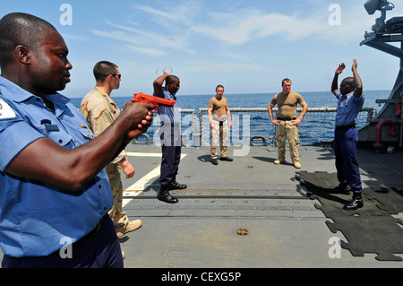 Des marins de la frégate de missiles guidés USS Simpson observent des membres de la marine ghanéenne qui pratiquent des opérations d'interdiction maritime dans le cadre de la Station de partenariat pour l'Afrique 2012. L'APS est une initiative de coopération internationale en matière de sécurité, facilitée par le commandant des forces navales américaines Europe-Afrique, visant à renforcer les partenariats maritimes mondiaux par la formation et des activités de collaboration afin d'améliorer la sécurité maritime en Afrique. Banque D'Images