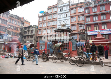 Les conducteurs de pousse-pousse en attente de clients dans Thamel, Katmandou, tôt le matin - Zone Bagmati, Vallée de Katmandou, Népal Banque D'Images