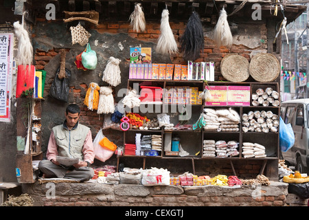 La vente du vendeur des biens ménagers près de Durbar Square - Katmandou, Zone Bagmati, Vallée de Katmandou, Népal Banque D'Images