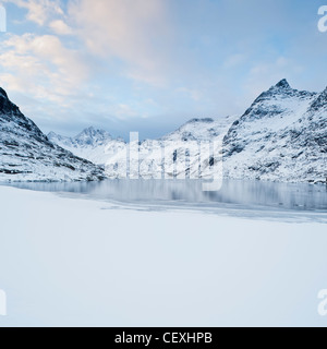 Ågvatnet lac partiellement gelé en hiver, Å I Lofoten, îles Lofoten, Norvège Banque D'Images