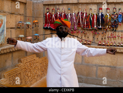 L'homme indien avec barbe noire de montrer aux touristes longue longueur de moustache cultivées après de nombreuses années de soins à bras ouverts. Banque D'Images