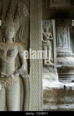 Mur de reliefs sculptés "femelle" (evata hindou) une variété de petits "EVA", sur le mur de l'édifice extérieur Angkor Wat Banque D'Images