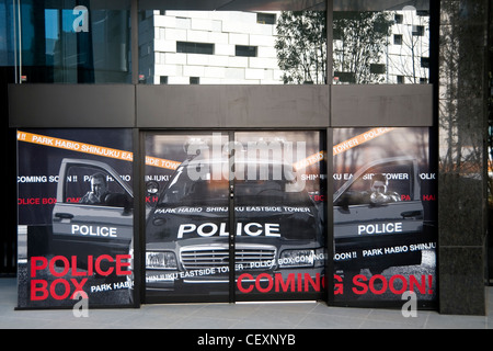 La publicité des affiches à l'ouverture d'une nouvelle zone de police dans le quartier de Shinjuku, Shinjuku, Tokyo, Japon. Banque D'Images