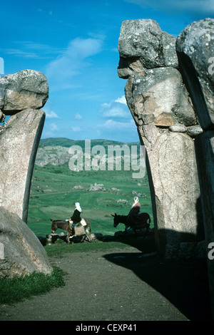 Les femmes paysannes Ride ânes passé le Lion Royal Gate à l'entrée de l'ancienne ville de Hittite Hattusha, Kharkov, Bogazkoy, Turquie Banque D'Images