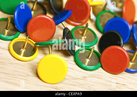 De punaises sur la table. Focus sélectif. Banque D'Images