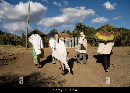 Les pèlerins se rendant sur l'église de Saint Georges Bet Giyorgis à Lalibela, Ethiopie Banque D'Images